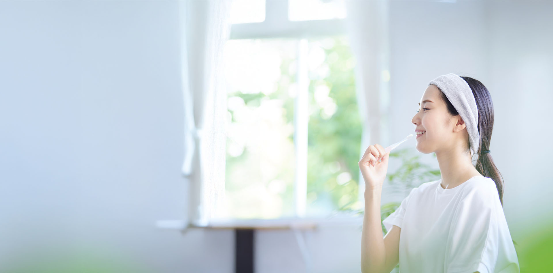 歯を磨く女性